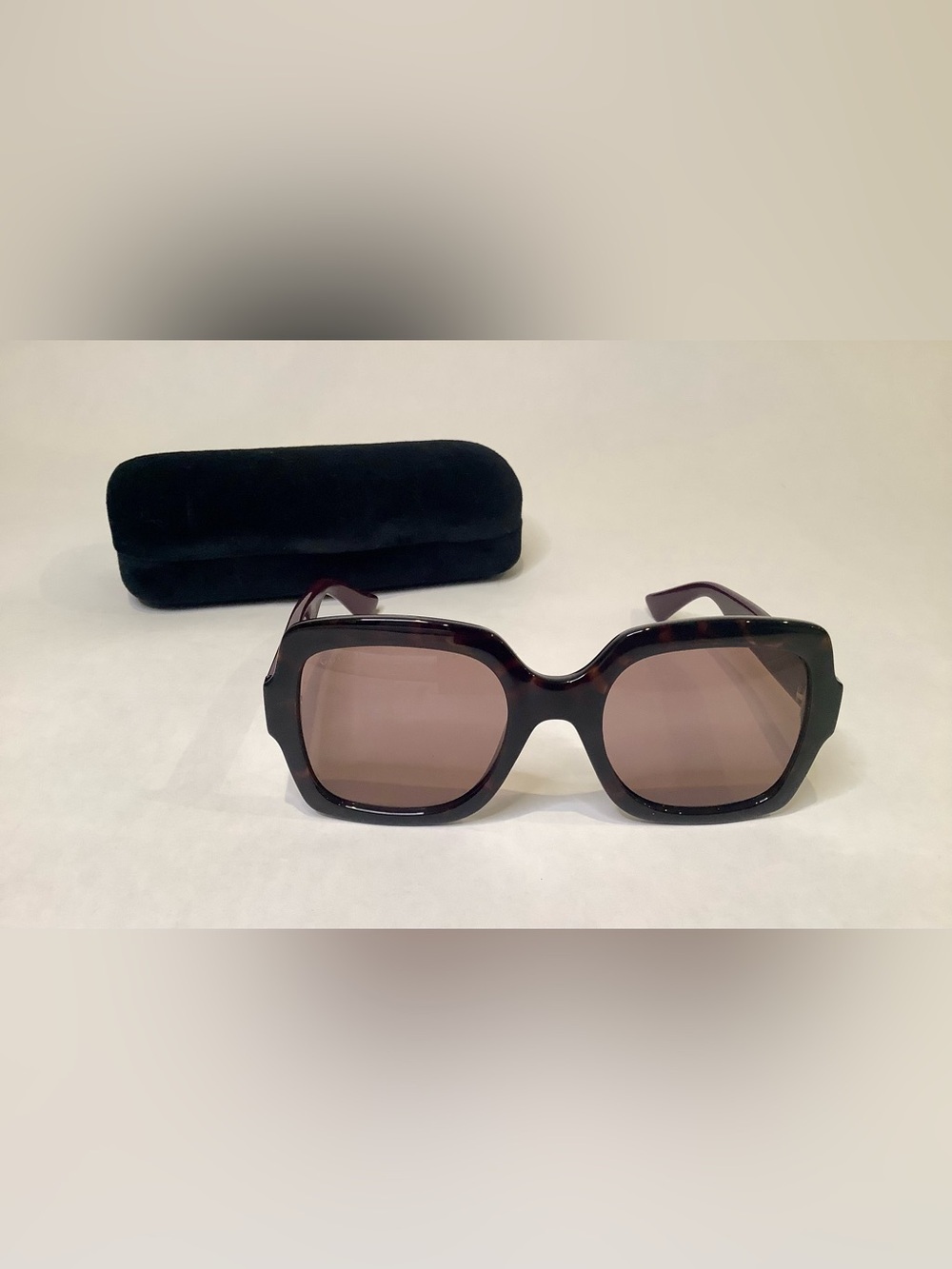 GUCCI sunglasses for women with plum stem